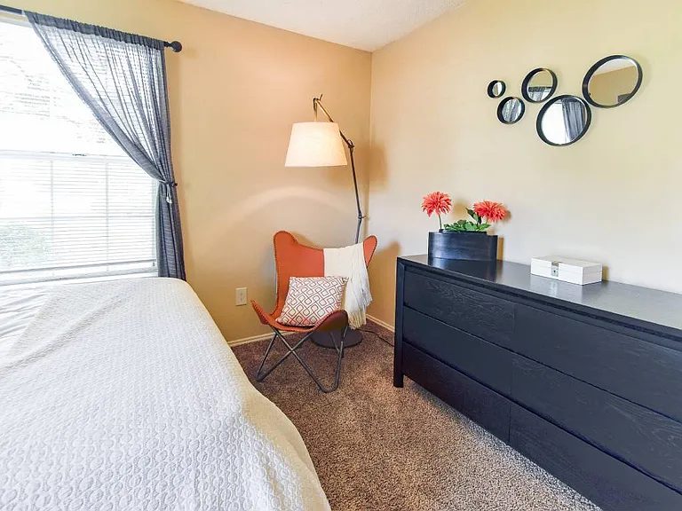 Riverset Apartments — Photo 8