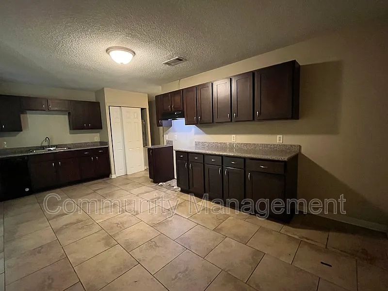 3 bed, 2.0 bath, 1256 sqft, $1,350 — Photo 2