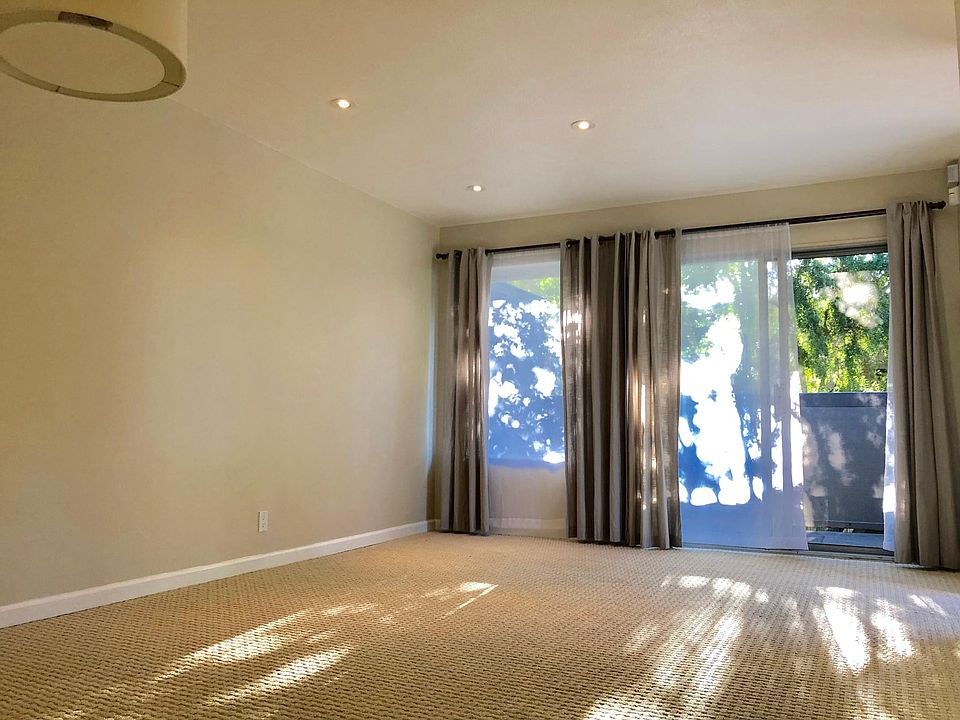 Living/Dining Area w/Balcony