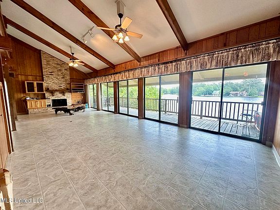 2nd image of 577 W Lakeshore Dr