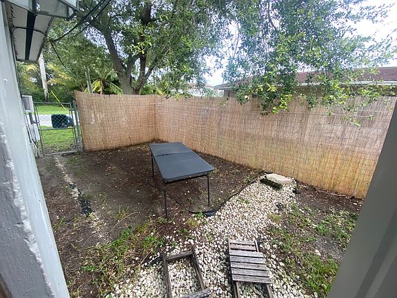 5th image of 129 NW 14th Way
