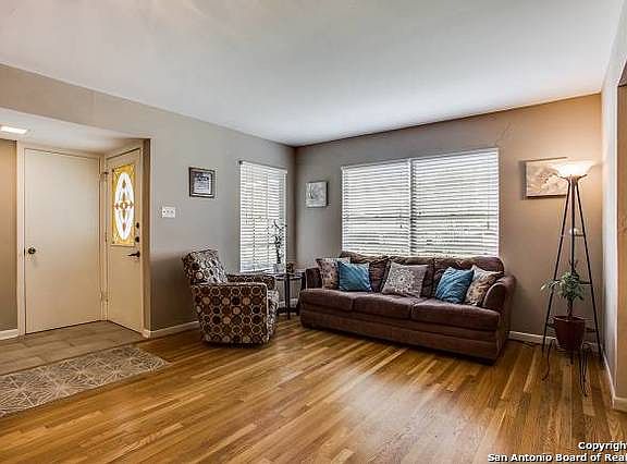 4th image of 407 Marquis Ln