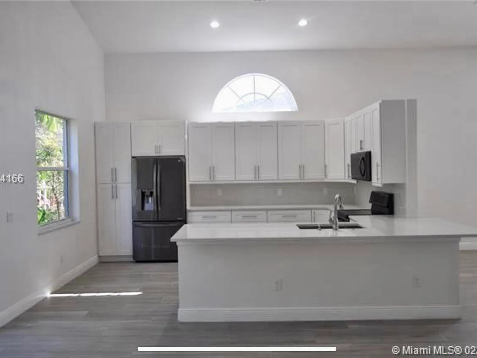 3 bed, 2.5 bath, 2841 sqft, $5,500 — Photo 2