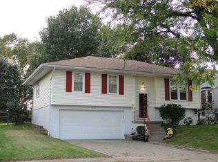 5806 Oakbrook Rd, Davenport, IA 52806