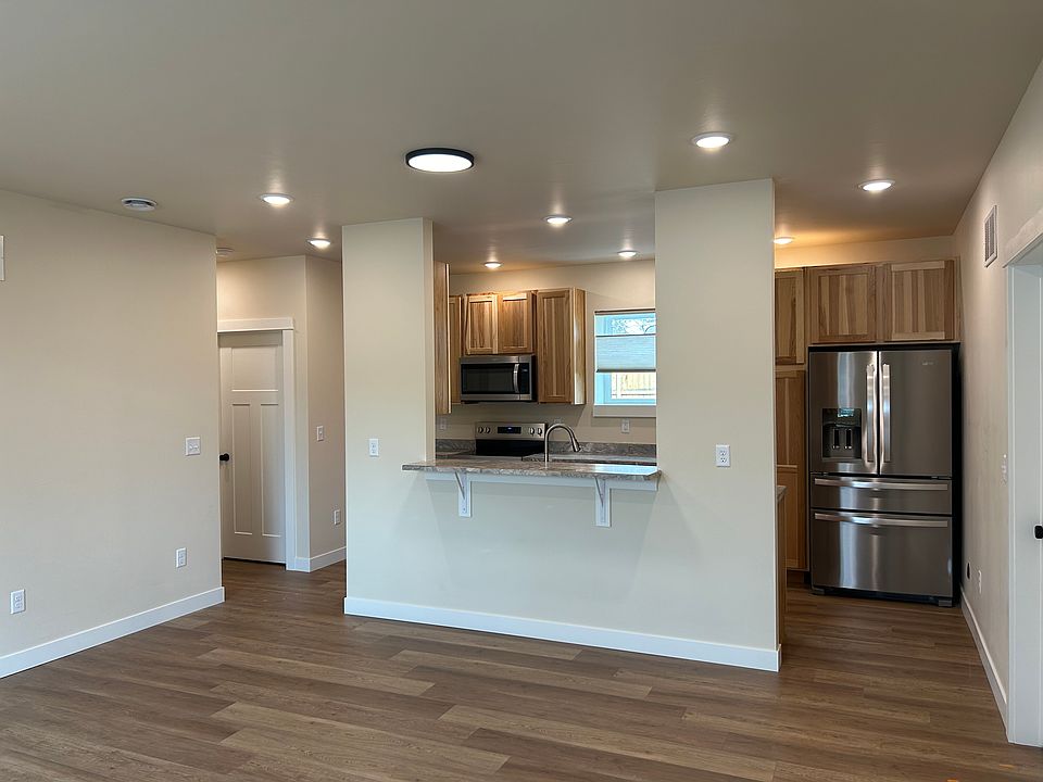 Towards kitchen bar and kitchen