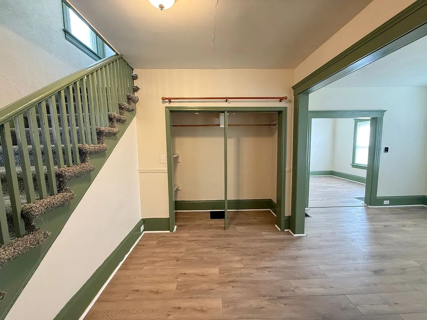 Charming 3-Bedroom Home Near Cascades & Ella Sharp Parks — Photo 3