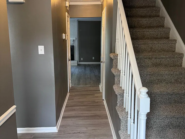1131 Glendale Dr — Photo 2
