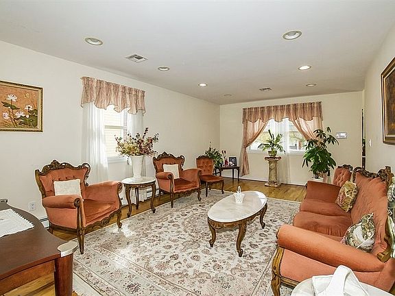 3rd image of 3987 Clark St