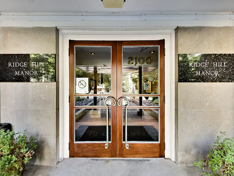 2100 Bathurst St #308 — Photo 8