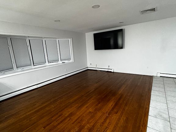 5th image of 720 Warren Ave