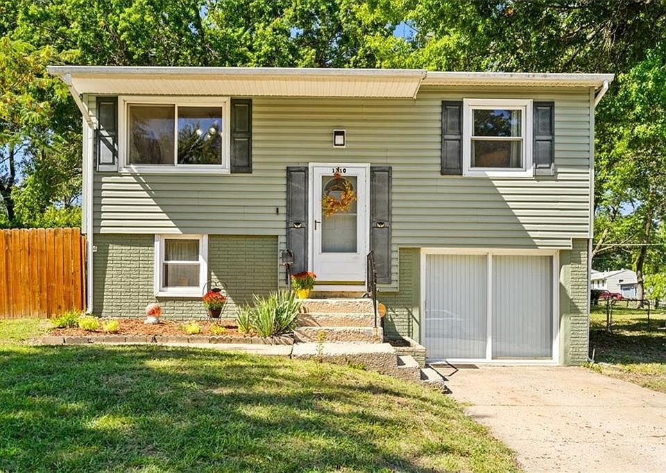 1st image of 1710 N Arapaho Ct