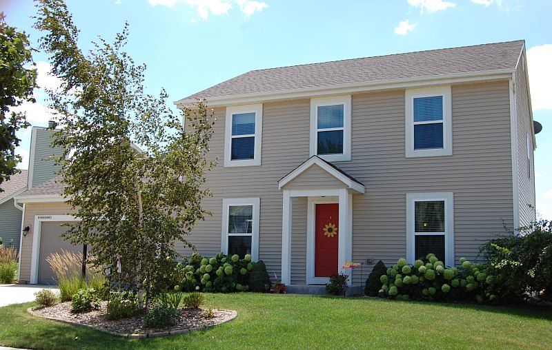 Colonial w/ Covered Entrance