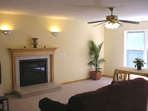 Great room w/fireplace