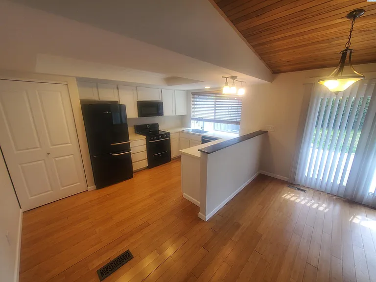 2419 W Grand Ronde Ave #D — Photo 12