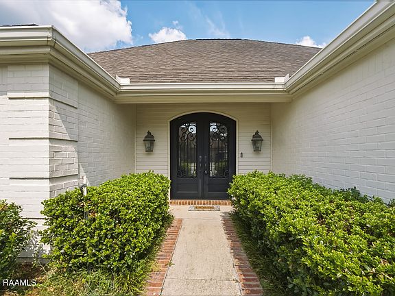 3rd image of 102 Leicester Ln