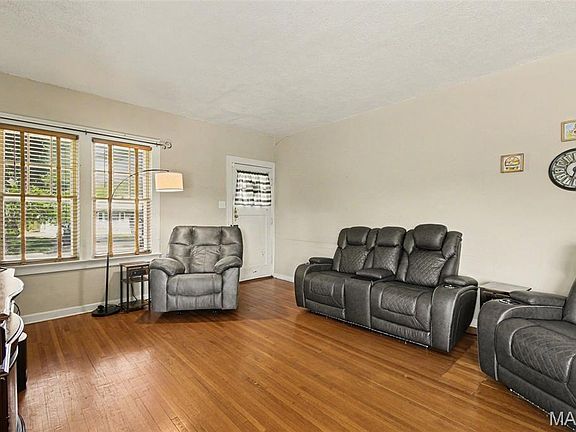 4th image of 2318 Waterman Ave
