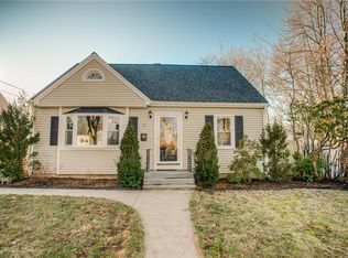 52 Linden St, Middletown, RI 02842