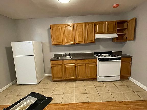 2nd image of 597 Bramhall Ave #Basement