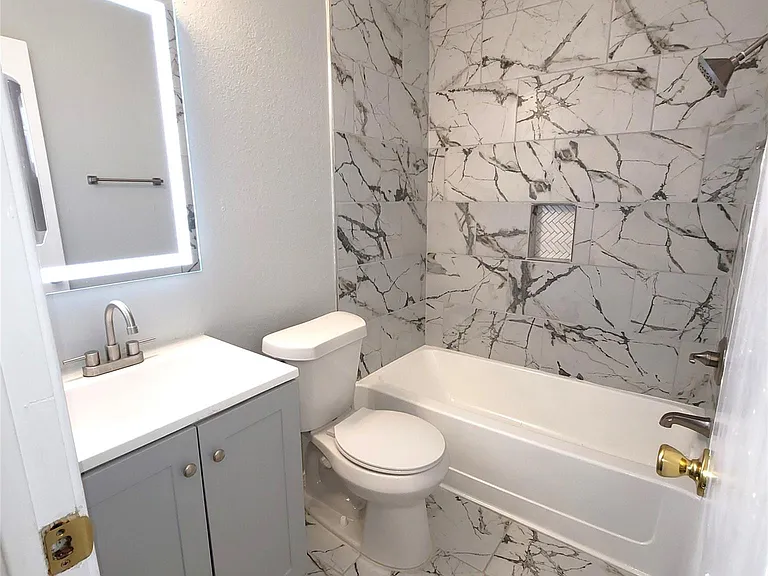 1306 York Castle Dr #B — Photo 17