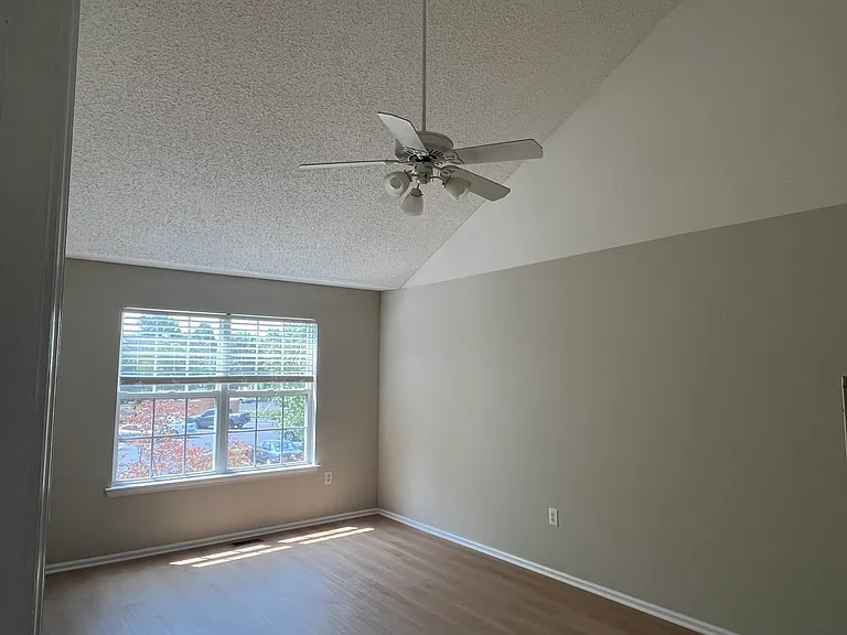 Master bdrm w loft ceiling