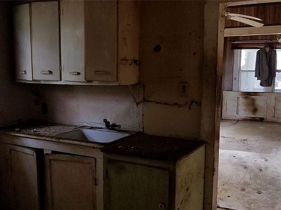 4th image of 1230 E Myrtle St