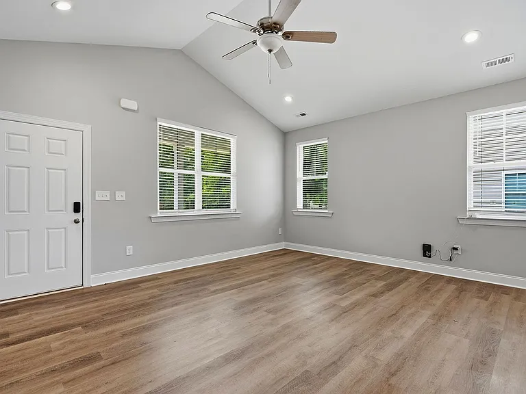 573 Circle Dr — Photo 13