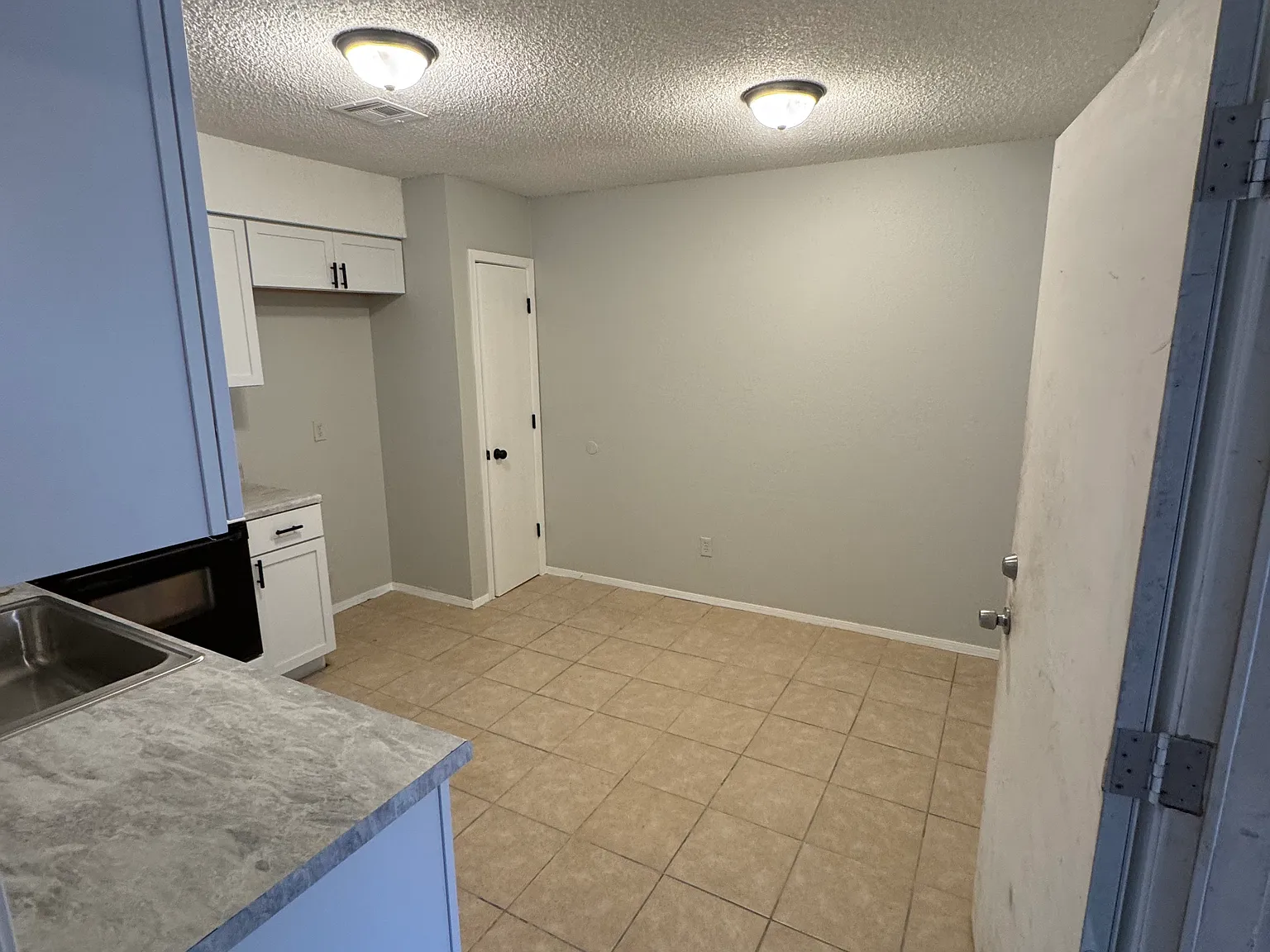 1033 N Narcissus Ave — Photo 3