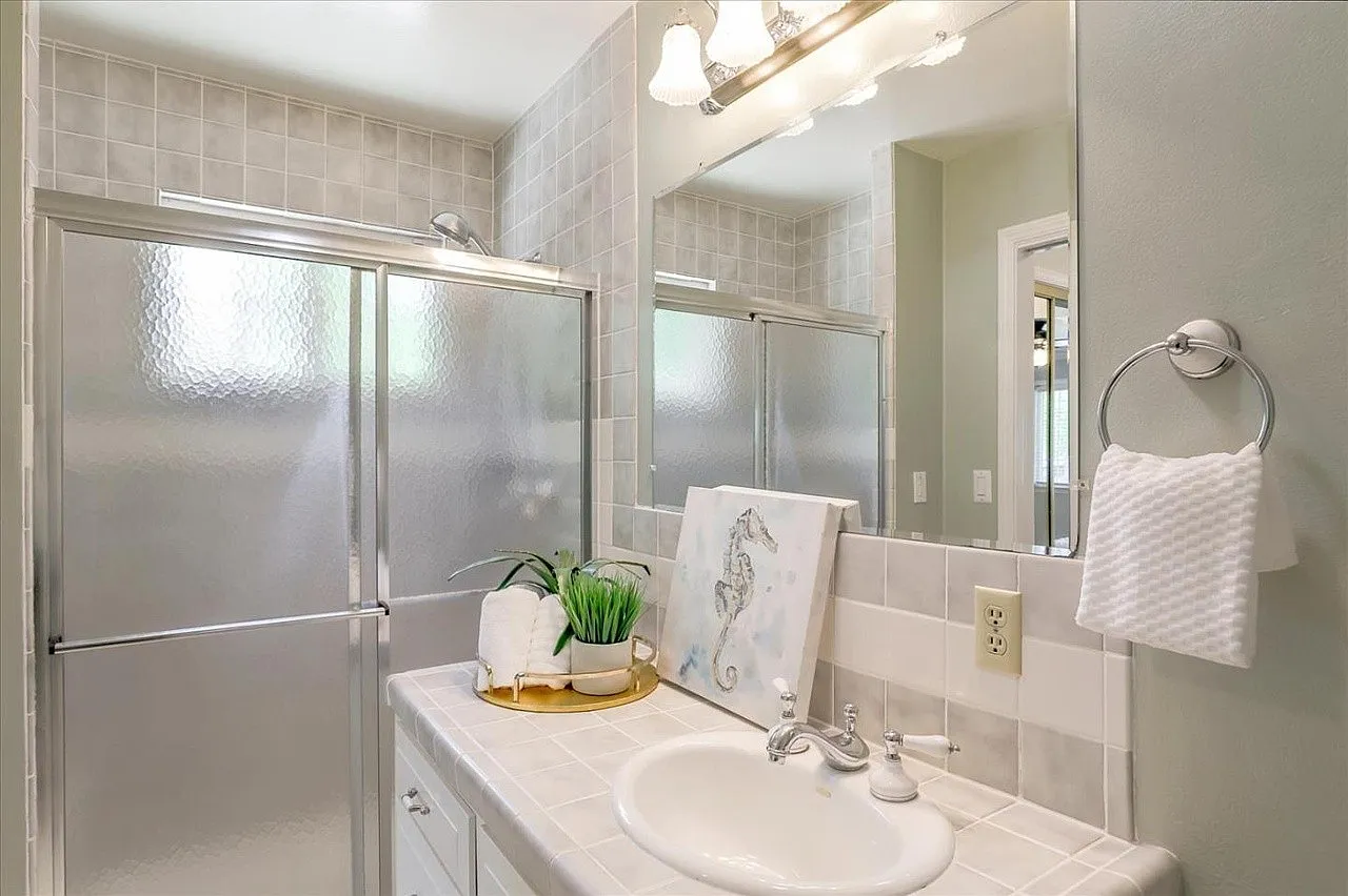 4 bed, 1949 sqft, $6,350 — Photo 4