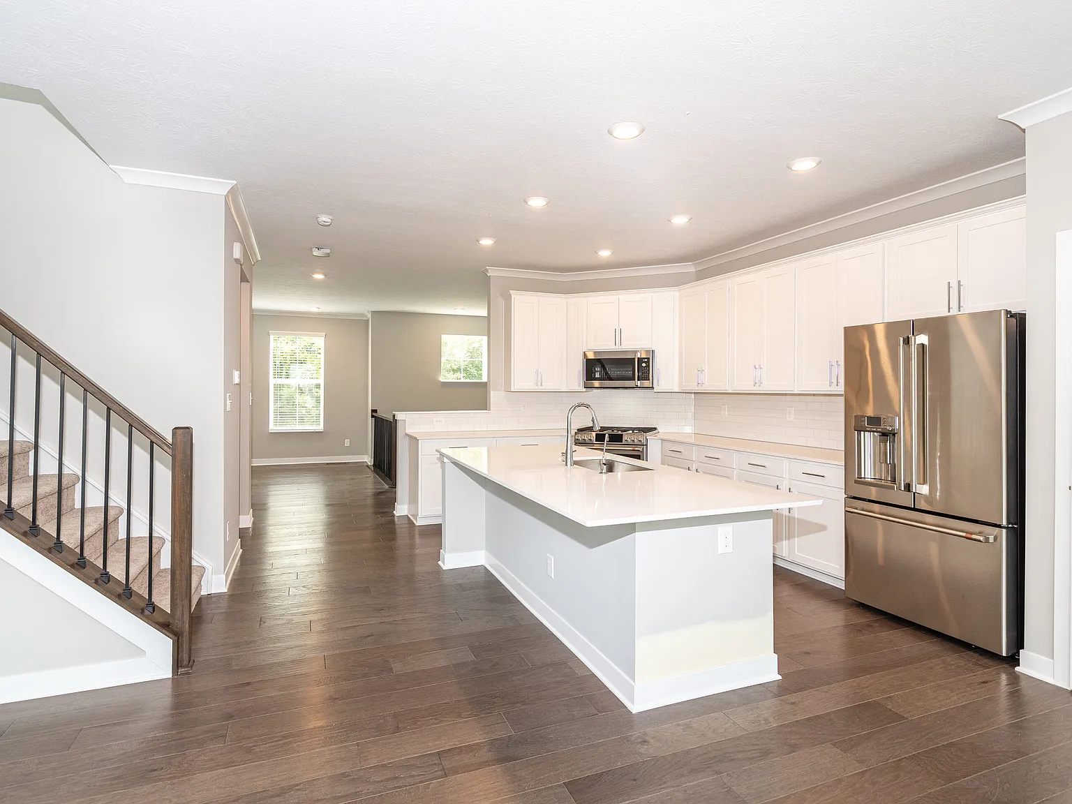 3 bed, 2240 sqft, $3,200 — Photo 2