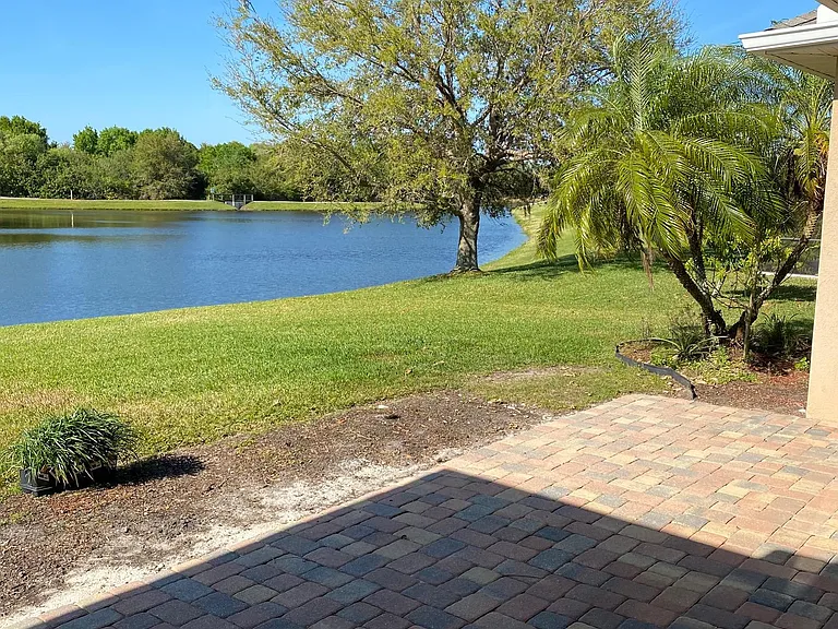 5723 Lexington Dr — Photo 11