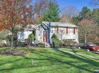 9 Lockwood Ln, Closter, NJ 07624