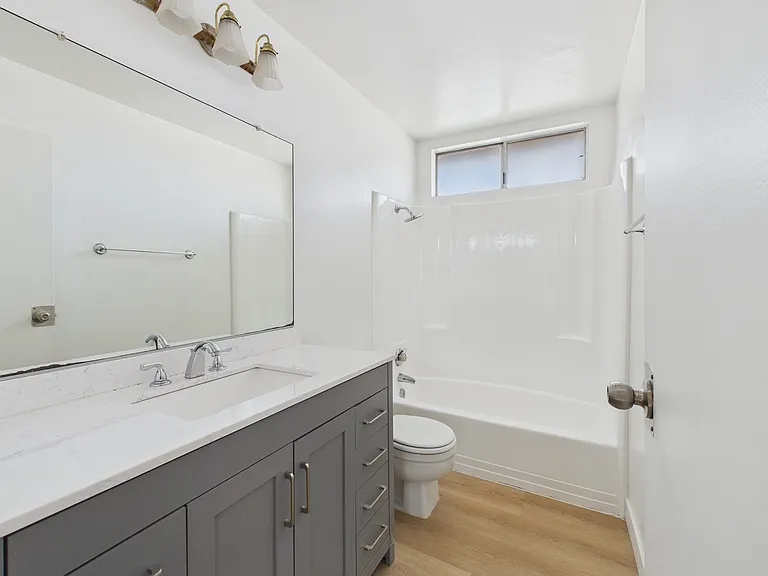 La Cresta Apartments — Photo 44