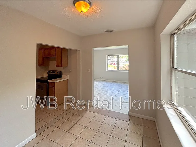 2248 Inwood Cir S — Photo 5