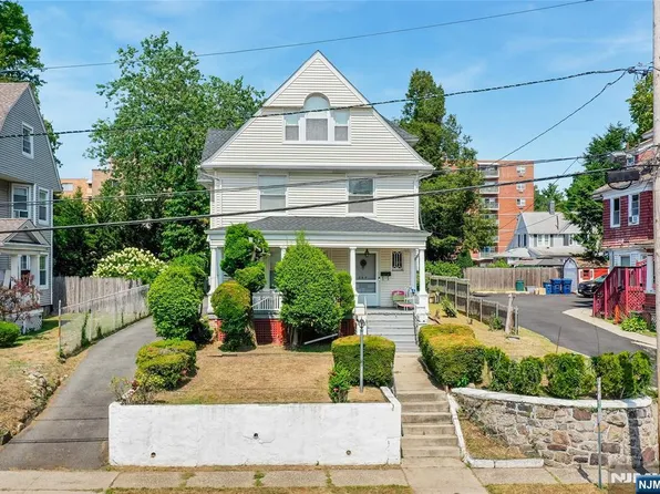 240 Hamilton Pl, Hackensack, NJ 07601