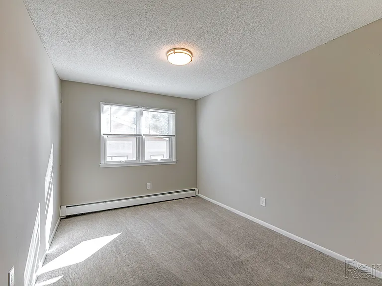 Shoreline Place Apartments — Photo 15