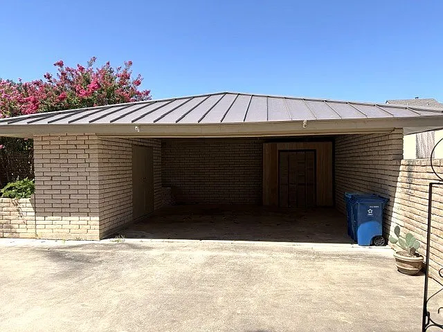 2 bed, 2.0 bath, 1918 sqft, $2,100 — Photo 2