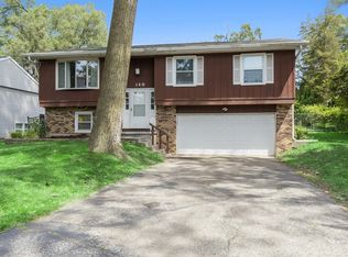 140 Hilltop Dr, Lake In The Hills, IL 60156