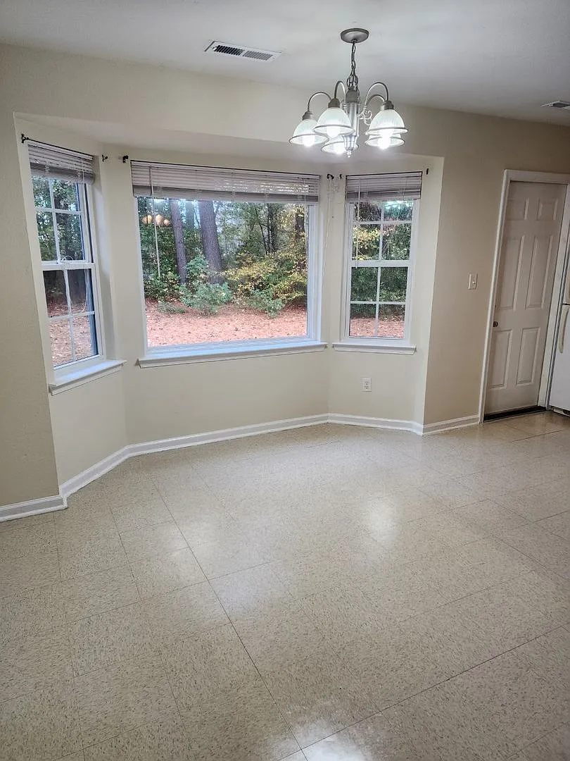 Beautiful home located right outside City Limits — Photo 4