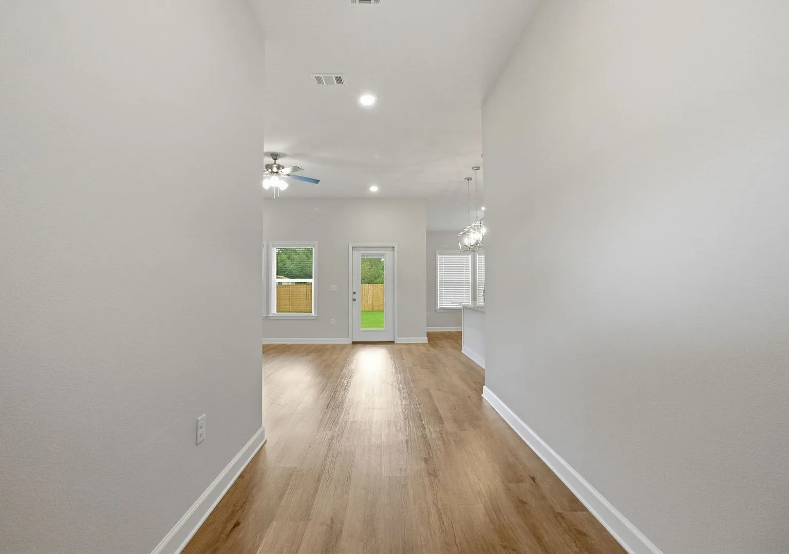 New 4 Bedroom In Crestview!! — Photo 4