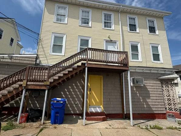 19 Merrick St Floor 2, Pawtucket, RI 02860