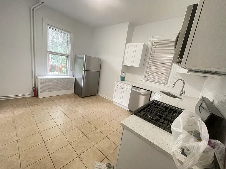 152 Sherman Ave — Photo 4