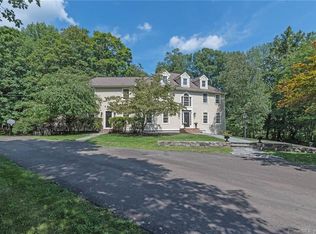 1 Willow Brook Ln, Newtown, CT 06470