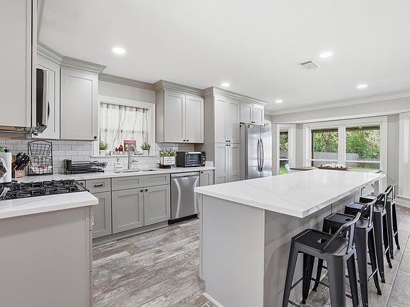 3rd image of 106 Desiles Dr