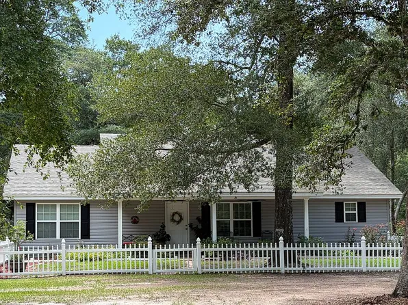 325 Creekview Dr, Hortense, GA 31543