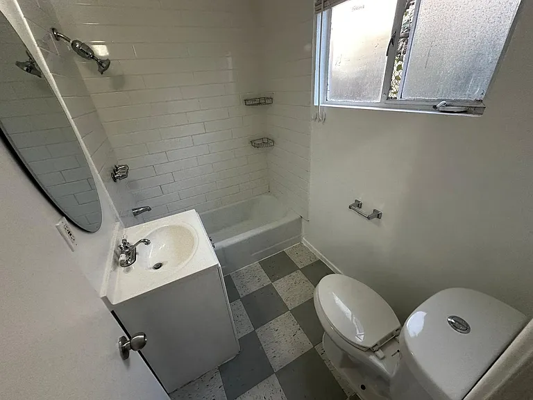 1177 N Hoover St #3/4 — Photo 16