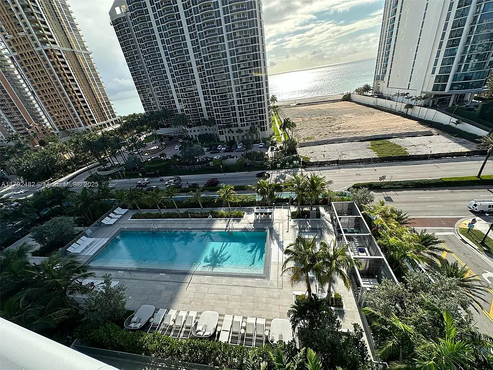 17550 Collins Ave #902