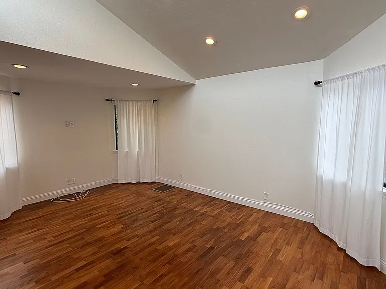 1415 Eddy St — Photo 4