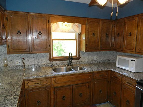 3rd image of 571 Acorn Ln
