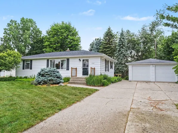 2162 Finsbury Ln NW, Grand Rapids, MI 49504