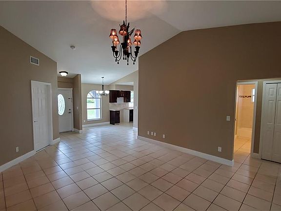 4th image of 919 SW 36th St